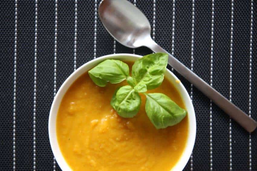 Low-Carb-Rezept für eine Paprikasuppe