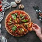 Low Carb Pizza mit Leinsamenteig