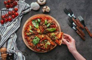 Low Carb Pizza mit Leinsamenteig