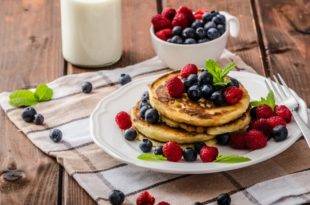 Kohlenhydratarme, zuckerfreie Mini-Pfannkuchen mit Beerenaufstrich