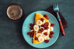 Leckere Low-Carb-Pfannkuchen mit Himbeeren und Frischkäse