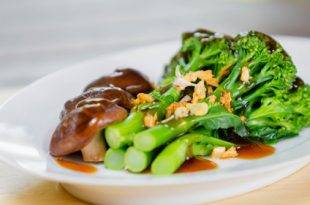 Ein einfaches und alltagstaugliches Low-Carb-Rezept: Brokkoli mit asiatischen Pilzen