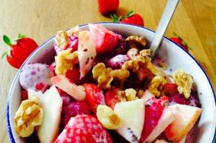 Ein gesundes, kohlenhydratarmes Flohsamen-Müsli mit frischen Früchten