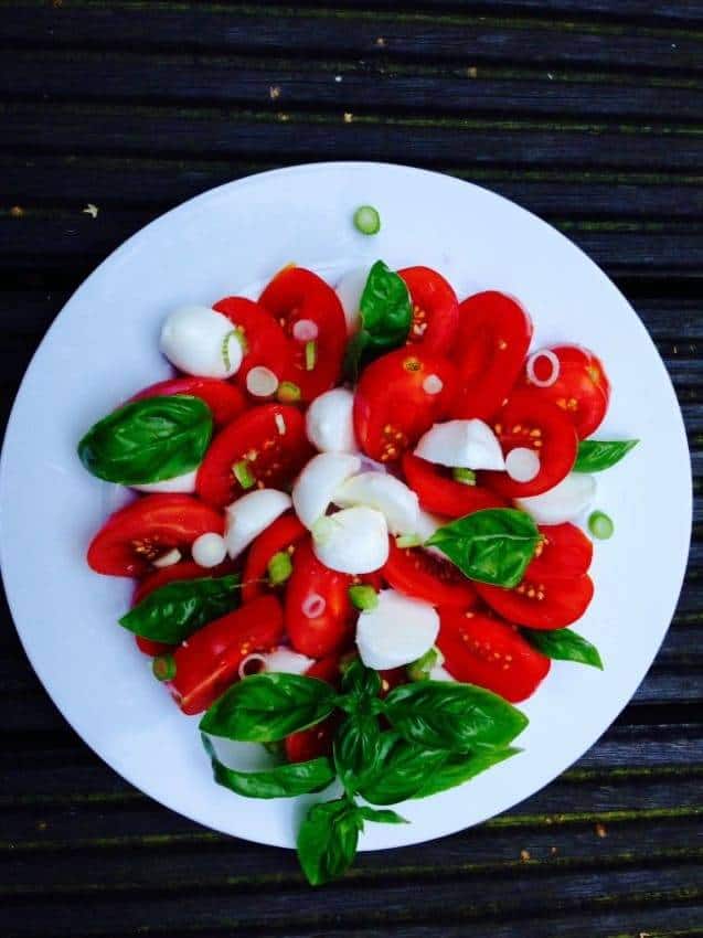 Low-Carb-Rezept für einen Mozzarella-Tomatensalat