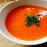 Eine cremige, kohlenhydratarme Tomaten-Paprika-Suppe