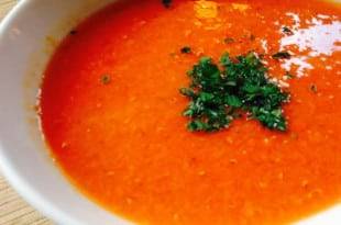 Eine cremige, kohlenhydratarme Tomaten-Paprika-Suppe