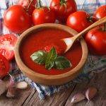 Ein leckeres Low-Carb-Rezept für eine cremige Tomaten-Radieschen-Suppe