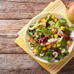 Fruchtige Mango auf Avocadosalat. Low Carb kann so lecker sein