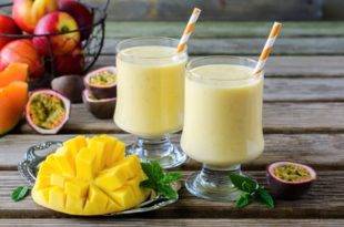 Ein sommerlicher, kohlenhydratarmer Mango-Buttermilch-Shake