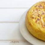 Ein Rezept für eine Lauch-Lachs-Quiche ohne Boden - perfekt für Low Carb!