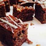 Kohlenhydratarme Macadamia-Brownies mit weißer Schokolade