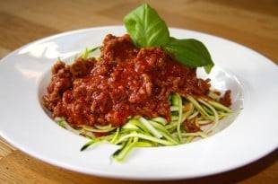 Low-Carb-Zoodles mit Hackfleischsauce