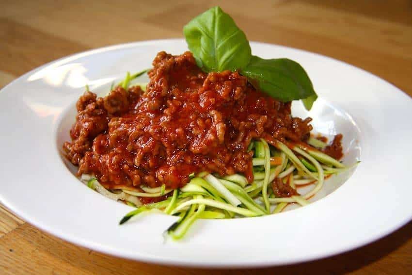 Low-Carb-Rezept für Zucchini-Spaghetti mit Hackfleischsauce