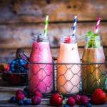 Leckere kohlenhydratarme Beeren-Smoothies