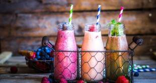 Leckere kohlenhydratarme Beeren-Smoothies