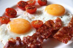 Bacon and Eggs - der perfekte Start in den Low-Carb-Tag