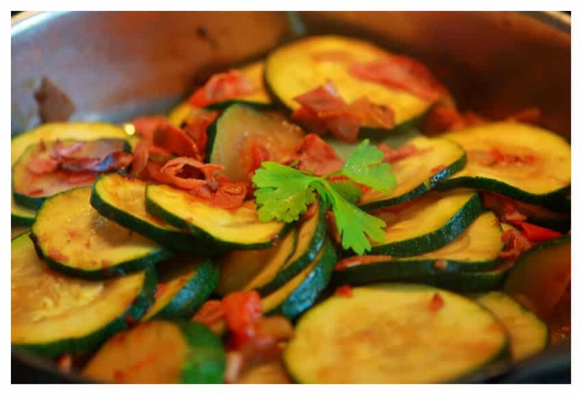 Low-Carb-Rezept für Zucchinipfanne mit Schinken und Tomaten