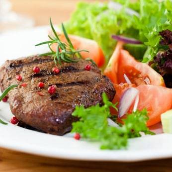 Gegrilltes Steak mit Gemüse – ein sehr gutes Low-Carb-Mittagessen