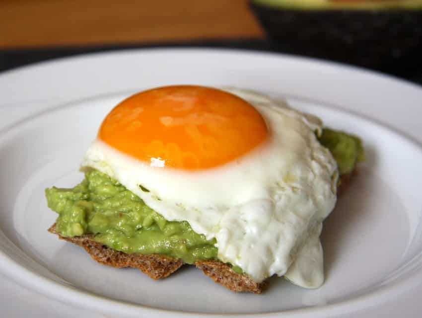 Low-Carb-Rezept für Avocado-Spiegeleier