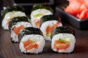 Leckeres, kohlenhydratarmes Sushi mit Blumenkohl