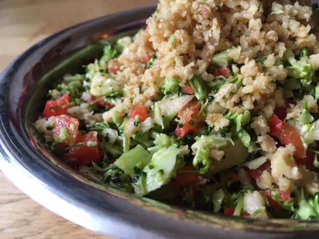 Rezept für einen rohen Brokkolisalat mit Apfel ♥ Low Carb Ernährung
