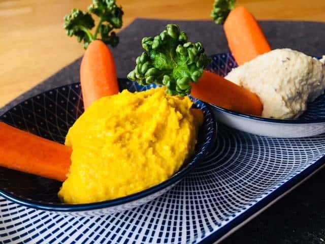Hummus mit Möhrchen - perfekt für den Osterbrunch